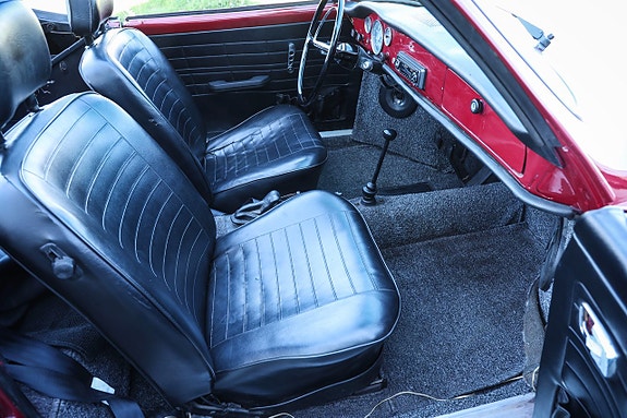 Volkswagen Karmann Ghia 11 of 13