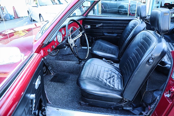 Volkswagen Karmann Ghia 12 of 13