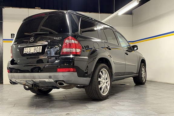 Mercedes-Benz GL450 3 of 4