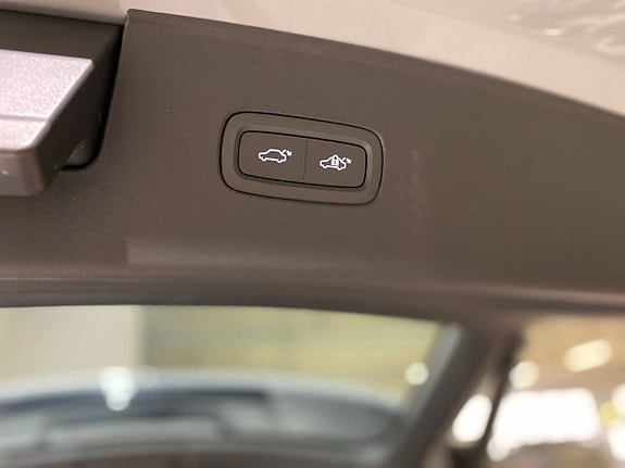 Volvo EX90 14 of 28