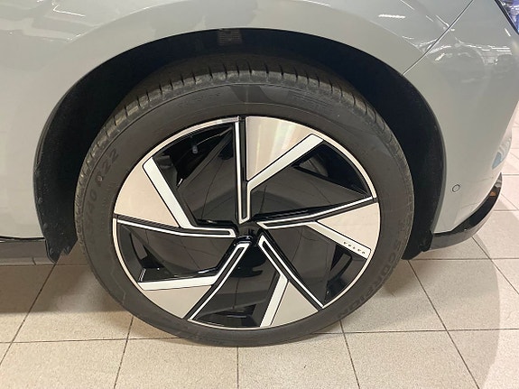 Volvo EX90 6 of 28