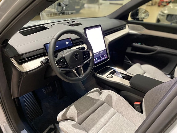 Volvo EX90 27 of 28