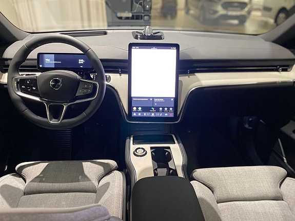 Volvo EX90 16 of 28