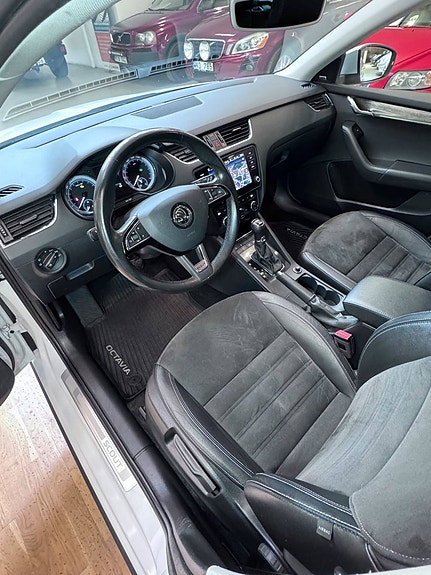Skoda Octavia Scout 6 of 23