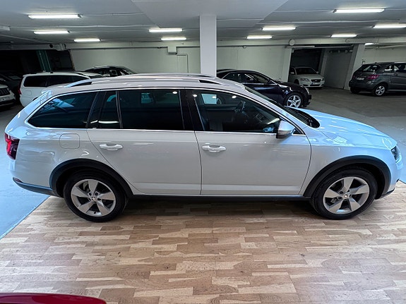 Skoda Octavia Scout 3 of 5
