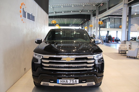 Chevrolet Silverado 1500 2 of 17