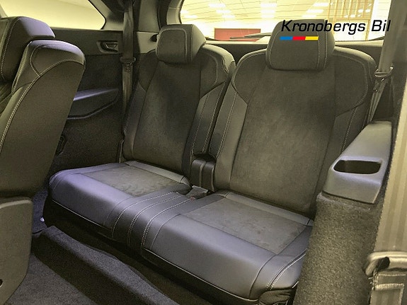 Peugeot e-5008 27 of 29
