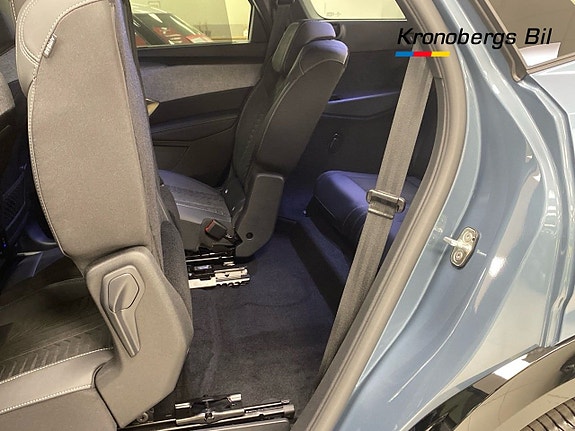 Peugeot e-5008 26 of 29