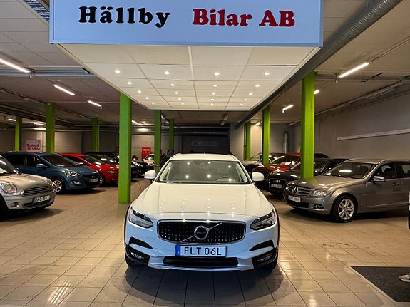 Volvo V90 Cross Country 2 of 5