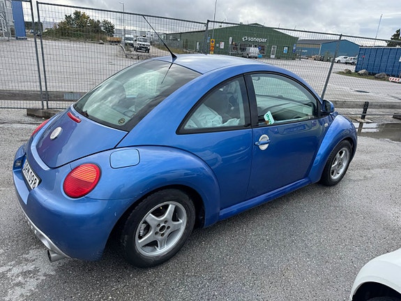 Volkswagen New Beetle 25 of 27