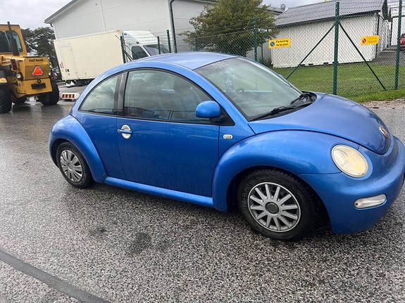 Volkswagen New Beetle 12 of 27