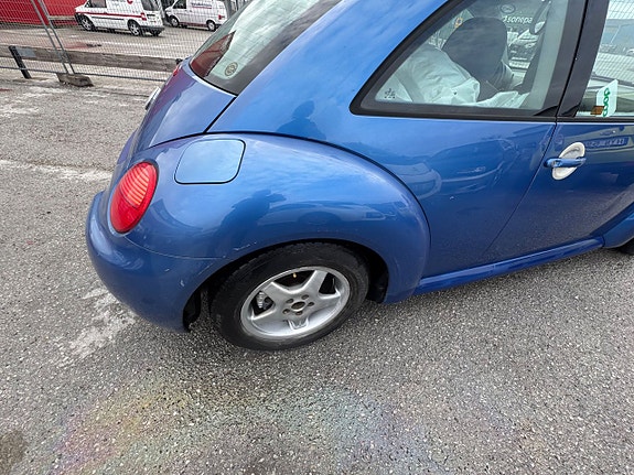 Volkswagen New Beetle 26 of 27