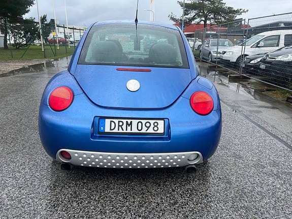 Volkswagen New Beetle 23 of 27