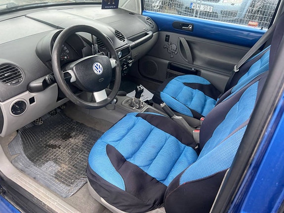 Volkswagen New Beetle 17 of 27