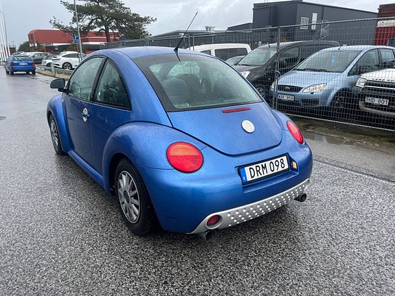 Volkswagen New Beetle 19 of 27