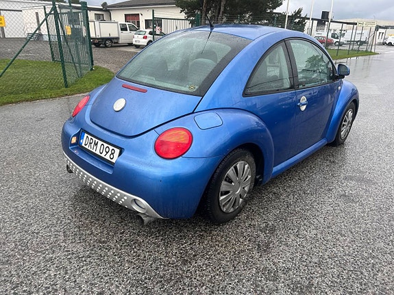 Volkswagen New Beetle 10 of 27