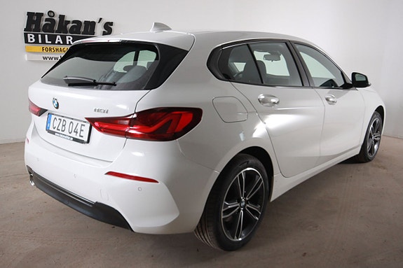 BMW 118i 2 of 5