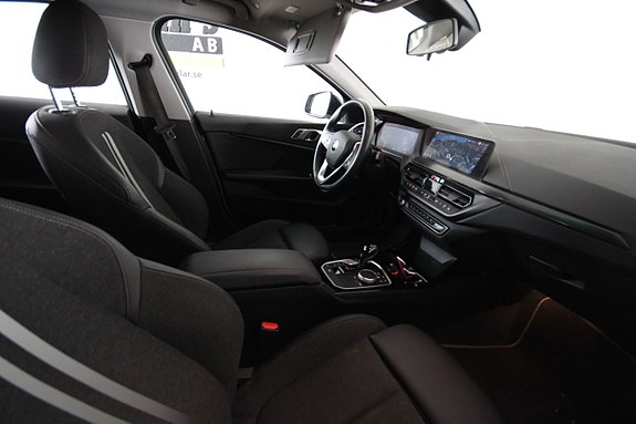 BMW 118i 3 of 5