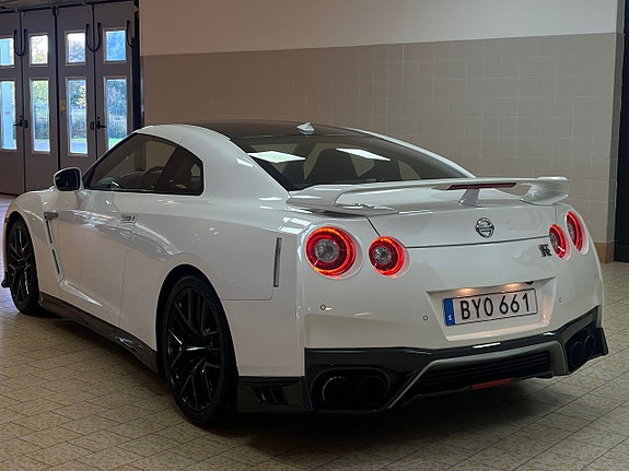 Nissan GT-R 4 of 5