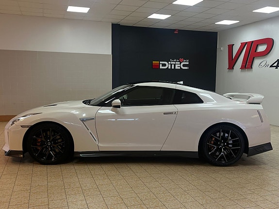 Nissan GT-R 3 of 5