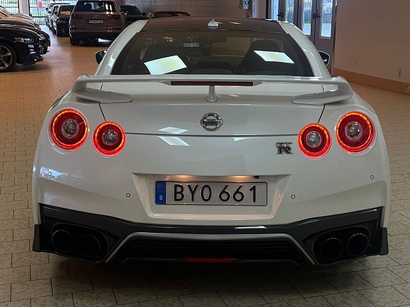 Nissan GT-R 5 of 5