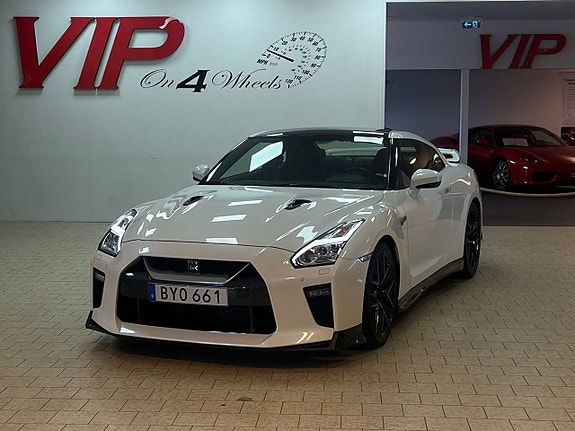 Nissan GT-R 2 of 5