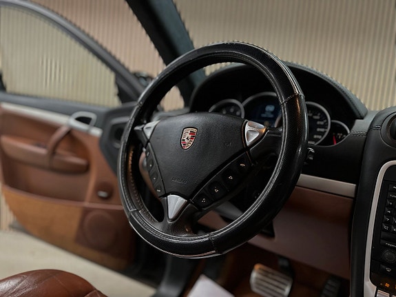 Porsche Cayenne Turbo S 17 of 23