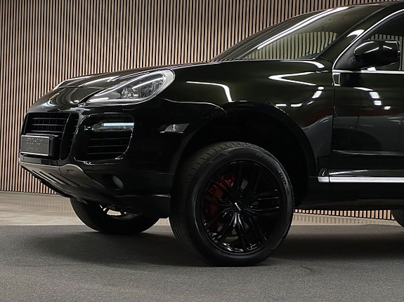 Porsche Cayenne Turbo S 3 of 23