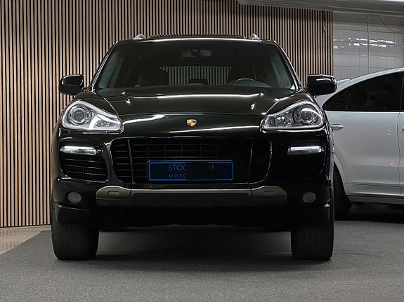 Porsche Cayenne Turbo S 2 of 23