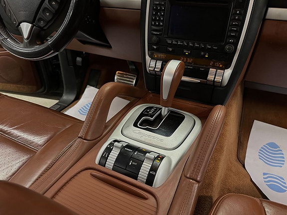 Porsche Cayenne Turbo S 18 of 23