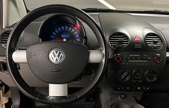 Volkswagen New Beetle 12 of 15