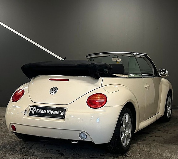 Volkswagen New Beetle 5 of 15
