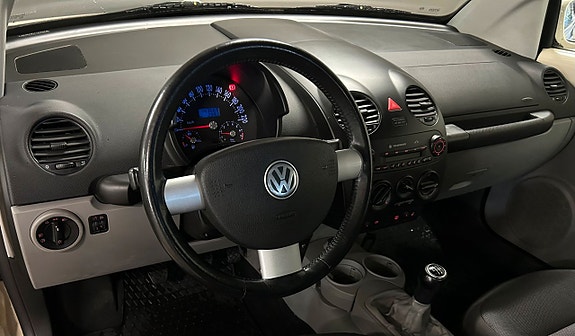 Volkswagen New Beetle 11 of 15