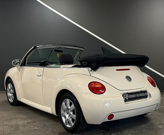 Volkswagen New Beetle 8 of 15