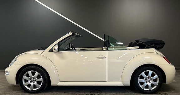 Volkswagen New Beetle 9 of 15