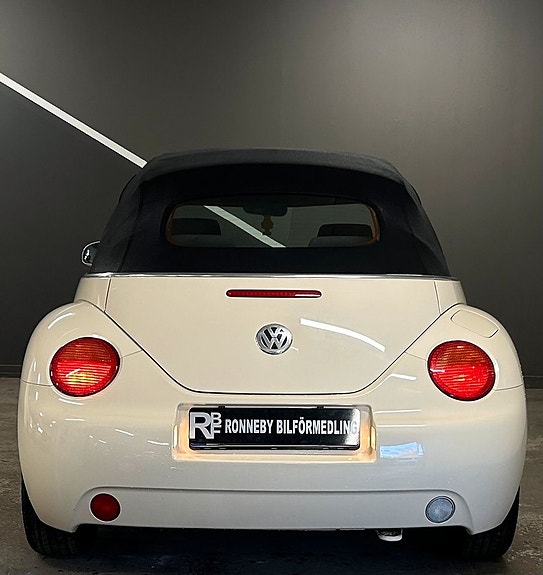 Volkswagen New Beetle 7 of 15