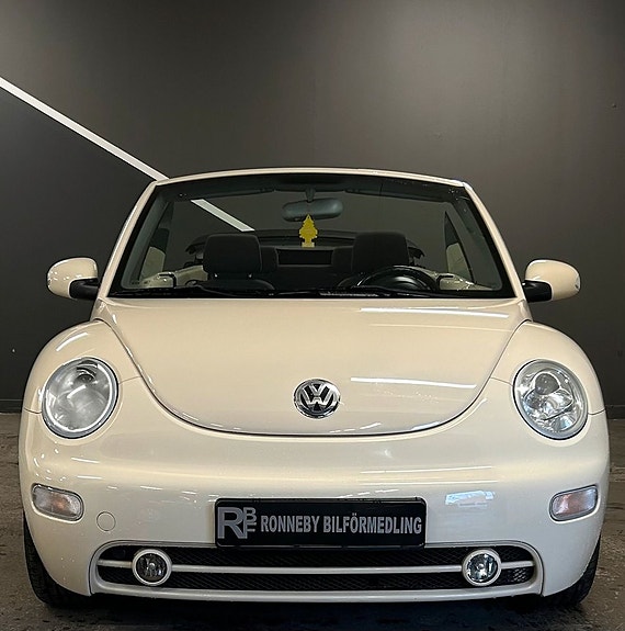 Volkswagen New Beetle 2 of 15