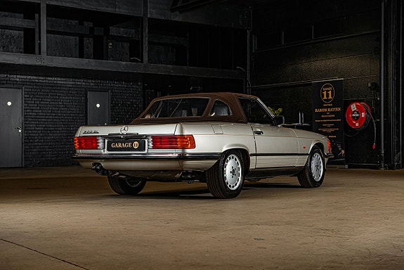 Mercedes-Benz SL300 7 of 30