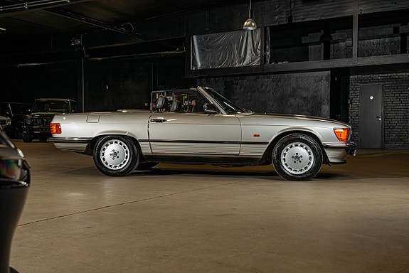 Mercedes-Benz SL300 8 of 30