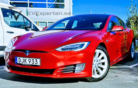 Tesla Model S 3 of 5