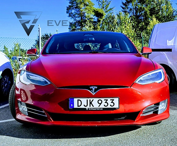 Tesla Model S 4 of 5