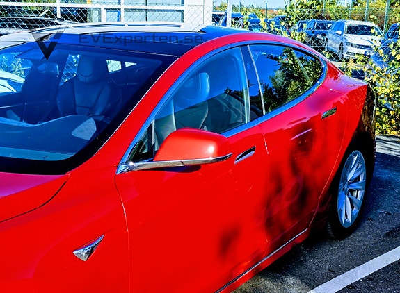 Tesla Model S 8 of 21