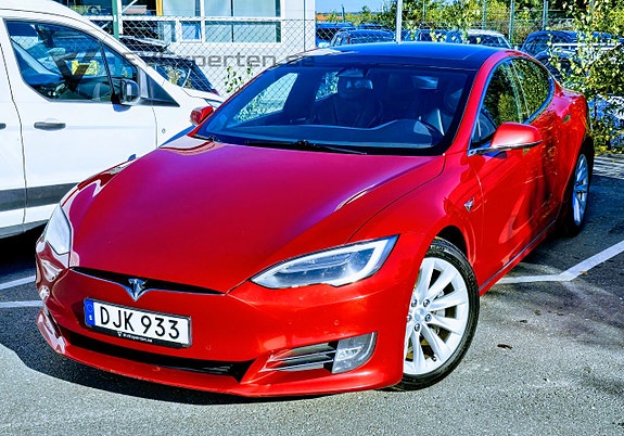Tesla Model S 2 of 5