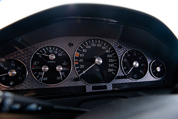 Mercedes-Benz 500 SL 16 of 30