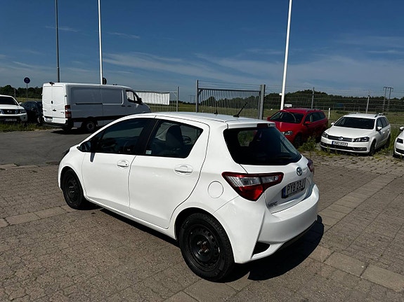 Toyota Yaris 2 of 5