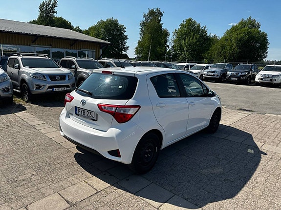 Toyota Yaris 3 of 5