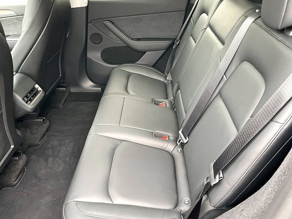Tesla Model Y 7 of 9