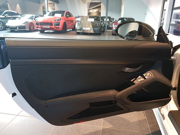 Porsche 718 Cayman GT4 RS 7 of 10