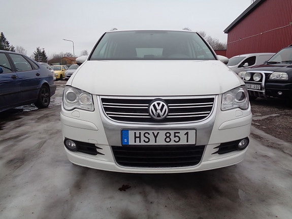 Volkswagen Touran 2 of 5