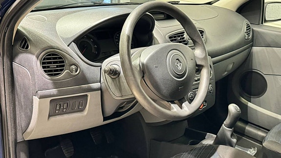 Renault Clio 16 of 16